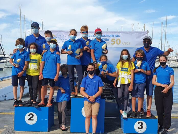 La flota de Optimist B del Club Náutico Jávea arrasa en el Dénia Vela