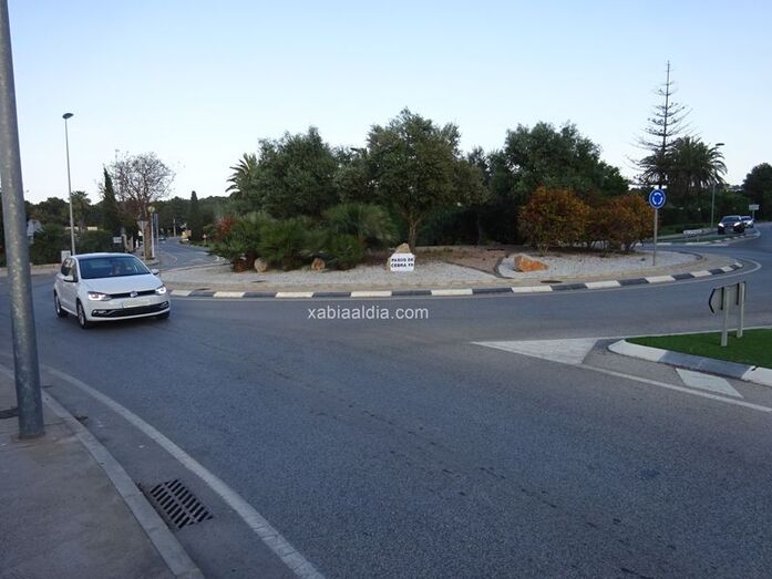Los vecinos del Tosalet reclaman que se pinten los pasos de peatones en la rotonda del Saladar
