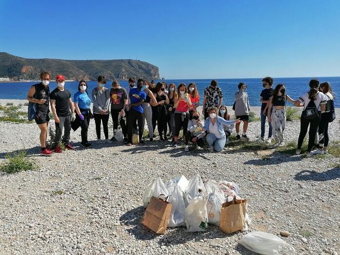 Los institutos de Xàbia unen sus fuerzas para limpiar el litoral del municipio y practicar deporte