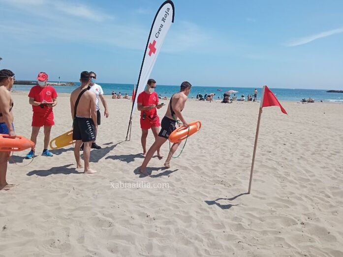 La playa del Arenal de Xàbia acoge las pruebas de los futuros socorristas de la Cruz Roja