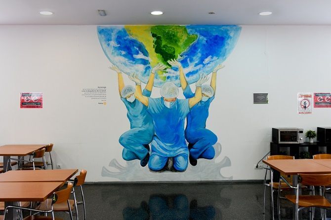 Los Rotarios de la Marina Alta homenajean al personal sanitario con un gran mural en la cafetería del Hospital
