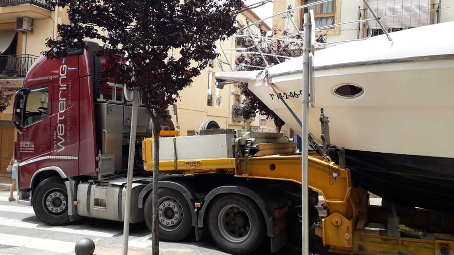 Un tráiler encalla en la calle Príncipe de Asturias de Xàbia