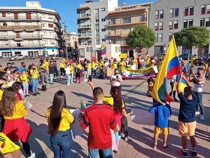 La comunidad colombiana de Xàbia protesta contra la represión policial en su país