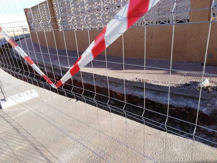 Las obras de emergencia en los amarres del faro verde del puerto de Xàbia se prolongarán durante cuatro meses