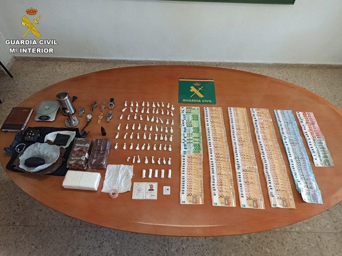 La Guardia Civil detiene a una pareja residentes en Xàbia relacionada con el menudeo de cocaína