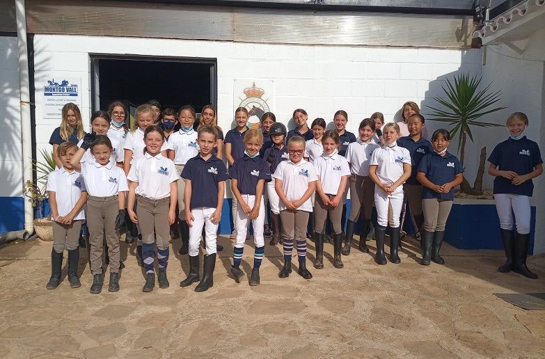 35 jóvenes jinetes participan en los exámenes de nivel ecuestre en el Centro Hípico Montgó Vall de Jávea