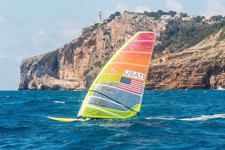 Los regatistas olímpicos de windsurf se preparan en la bahía de Xàbia