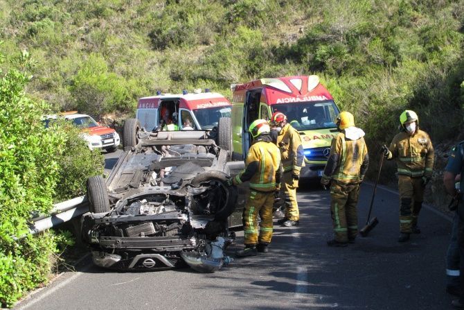 Dos heridos tras volcar un coche en la carretera de Les Planes