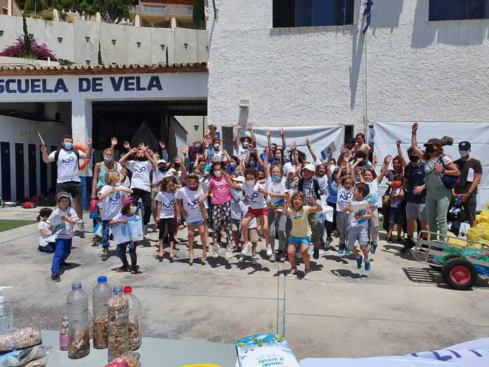 El Club Náutico Jávea y el Colegio Waldorf El Montgó realizan una jornada de limpieza del puerto
