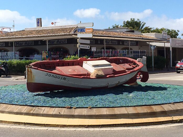 El vandalismo tumba el pequeño llaüt de El Arenal