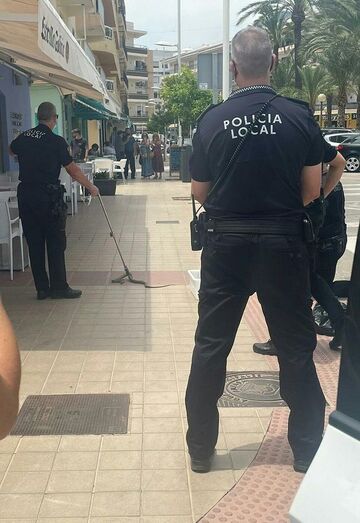La Policía local de Xàbia captura y devuelve a su hábitat natural una serpiente