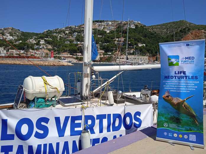 Ecologistas en Acción despliega una pancarta en Xàbia contra los vertidos al mar