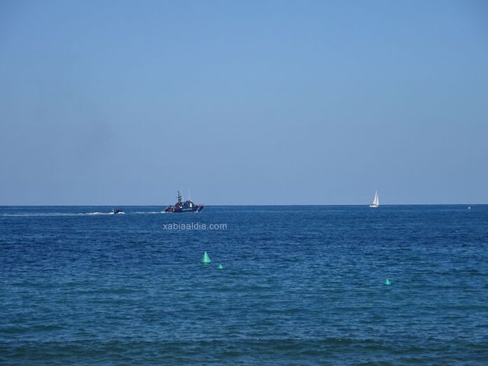 Dos barcas del Servicio de Vigilancia Aduanera por la bahía de Xàbia