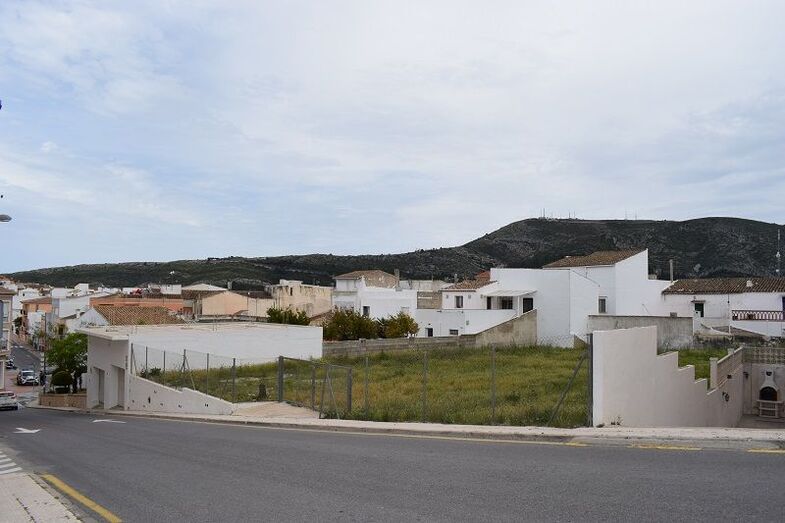 Benitatxell habilita un solar junto al centro urbano con 30 plazas de aparcamiento