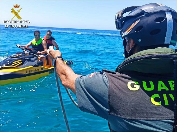 La Guardia Civil de Alicante vigila el uso correcto de las motos de agua durante el verano