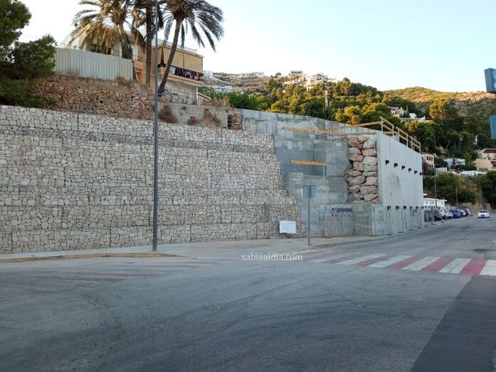 La Conselleria suspende por la temporada estival las obras de consolidación del talud de la Caleta del Port de Xàbia