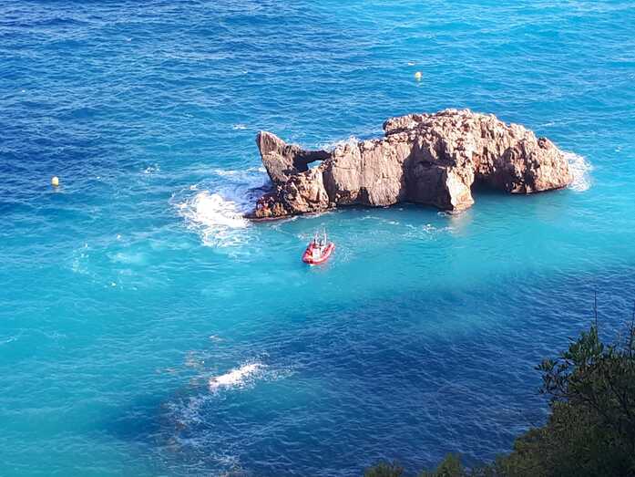 Cruz Roja Xàbia rescata a tres jóvenes del islote junto a Ambolo