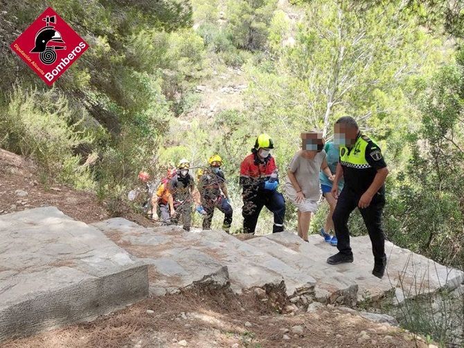 Los Bomberos rescatan a una mujer en la senda de acceso a la Cala dels Testos de Benitatxell