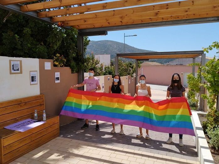 Un mural de colores, frases reivindicadoras y noticias contra la LGTBIfòbia para celebrar la diversidad en   Benitatxell