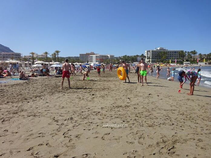 La playa del Arenal de Xàbia estrena este verano un espacio reservado para pasear junto al agua