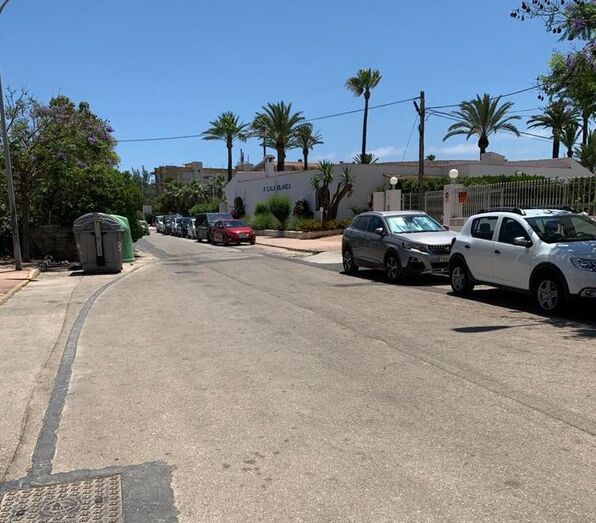 Los vecinos del último tramo de la calle Atenas aseguran que el Ayuntamiento se ha olvidado de pintarlo