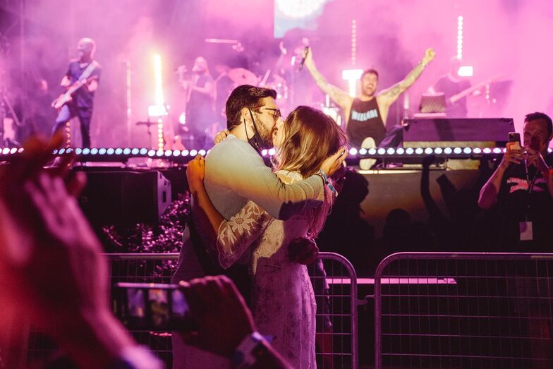 Andrés y Victoria, una pedida de mano en un concierto de Melendi
