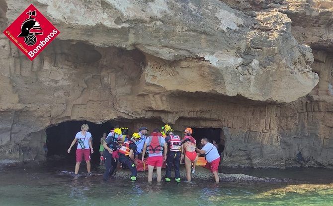 Una mujer evacuada en helicóptero tras romperse la tibia y el peroné al resbalarse en la Cova Tallada