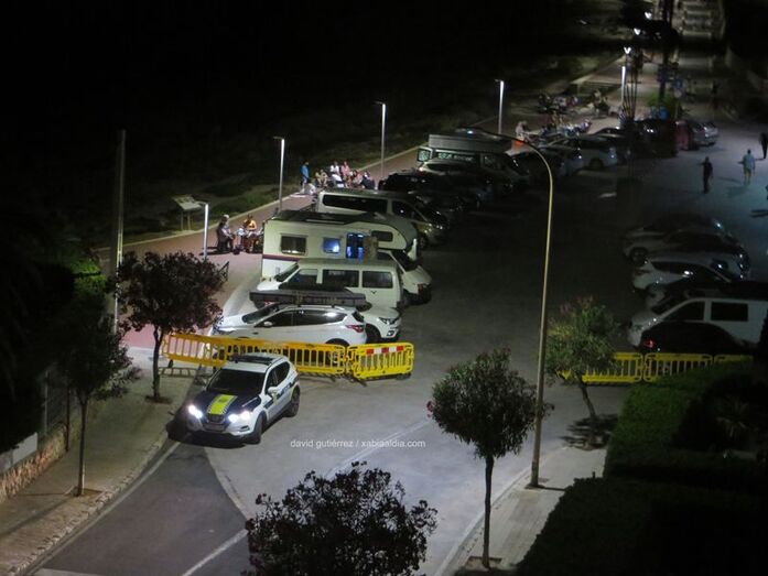 La Policía Local de Xàbia cierra durante la noche la plaza Guillermo Pons de Cala Blanca