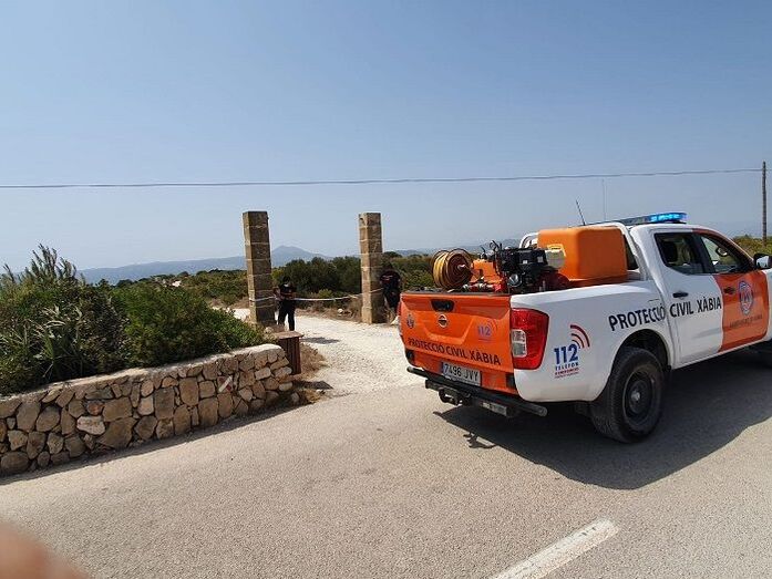 La Policía Local de Xàbia, Protección Civil y personal de Medio Ambiente cierra y precinta rutas de senderismo y el área recreativa