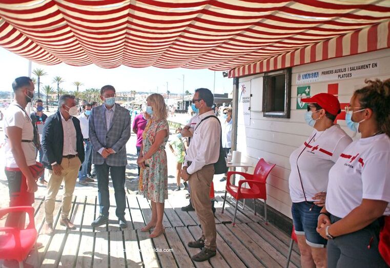 Puig conoce el trabajo a pie de playa del equipo de la Cruz Roja de Xàbia