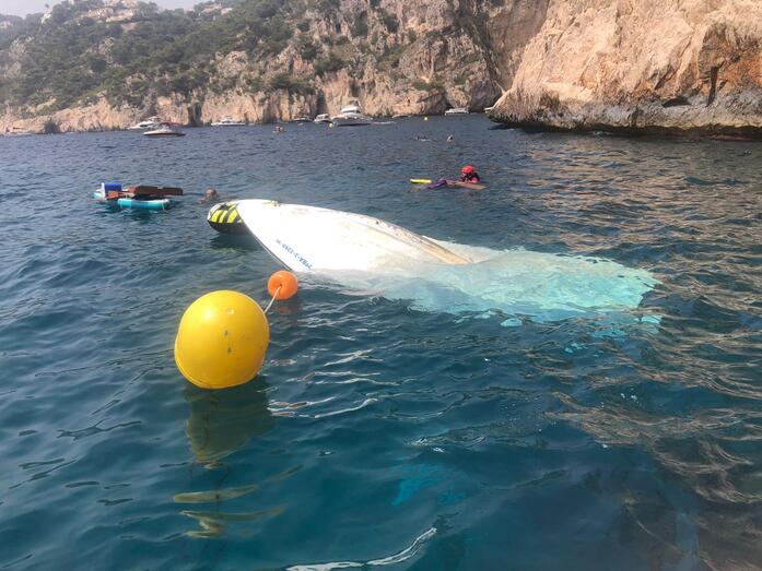Cruz Roja rescata a cuatro personas tras hundirse su barca junto a la Cova del Llop Marí de Xàbia
