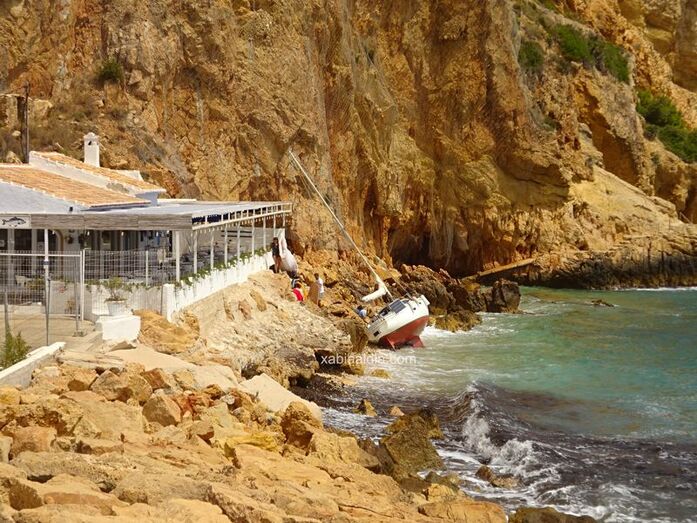 Extraen el velero encallado en la Cala del Tango de Xàbia