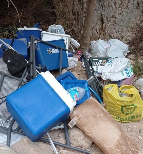 Benitatxell insta a bañistas y turistas a retirar la basura que generan en su estancia en sus calas