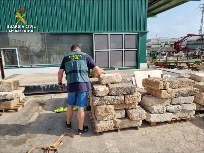 La Guardia Civil recupera 50 bloques de piedra tosca de Xàbia en una chatarrería