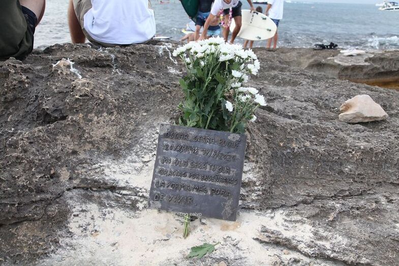 Emotivo homenaje al surfista Óscar Serra en la playa del Arenal de Xàbia