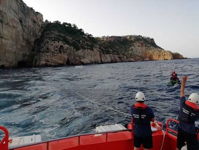 Se hunde una barca de alquiler frente a la Cap de la Nau de Xàbia