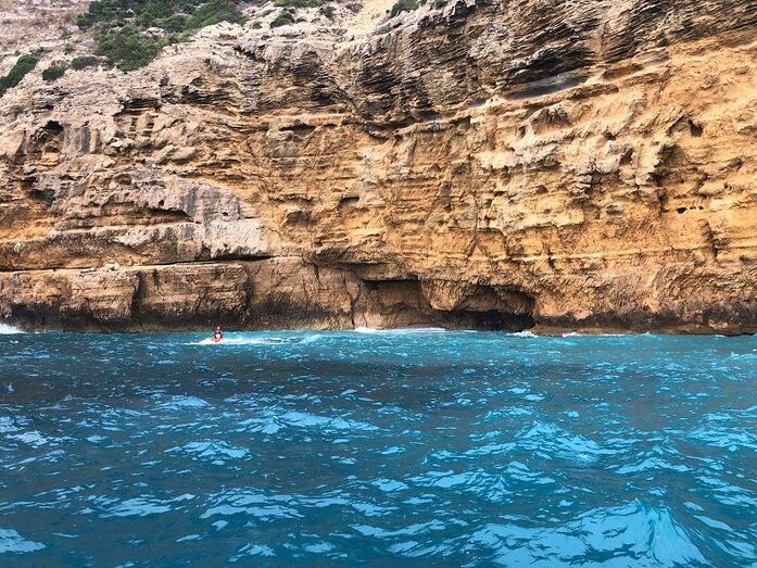 Cruz Roja rescata a dos piragüistas que se cobijaron del temporal en una pequeña cueva del Cap Negre