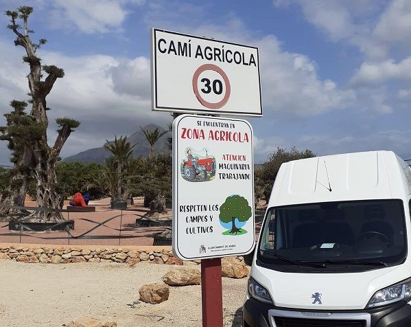 La concejalía de Agricultura de Xàbia instala nueva señalización en los caminos del Pla
