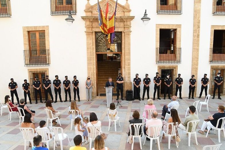 15 agentes toman posesión de su plaza fija en la Policía Local de Xàbia tras más de diez años en situación de interinidad