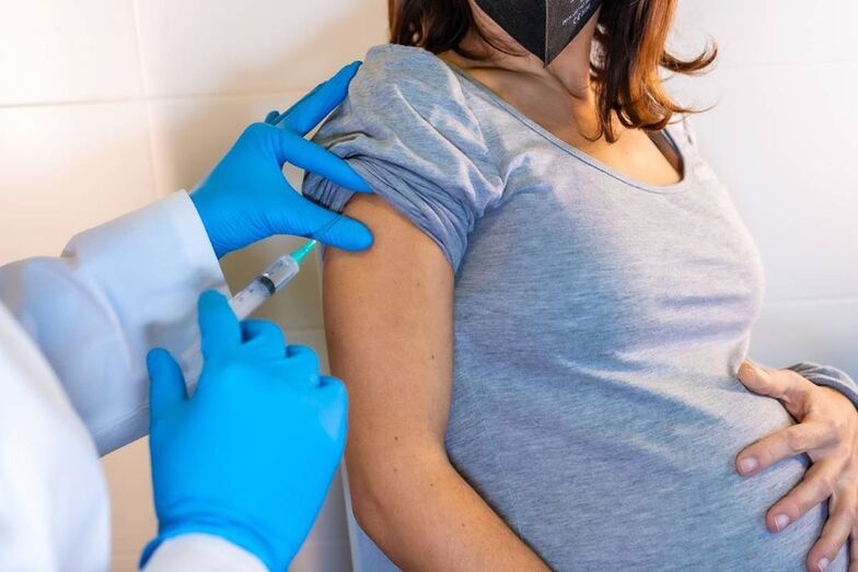 El Colegio de Enfermería de Alicante destaca la importancia de la inmunización frente al Covid con vacunas de ARNm (Pfizer-BioNTech o Moderna) en mujeres embarazadas y lactantes