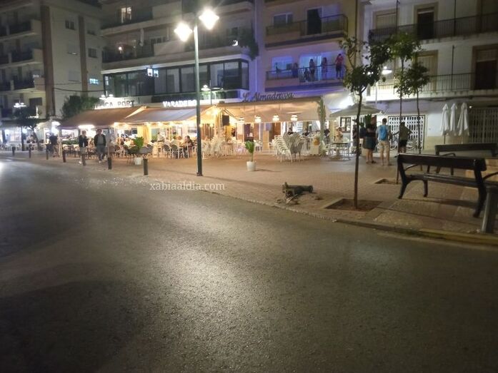 Un despiste acaba con un coche en una terraza de la plaza Adolfo Suárez de Xàbia
