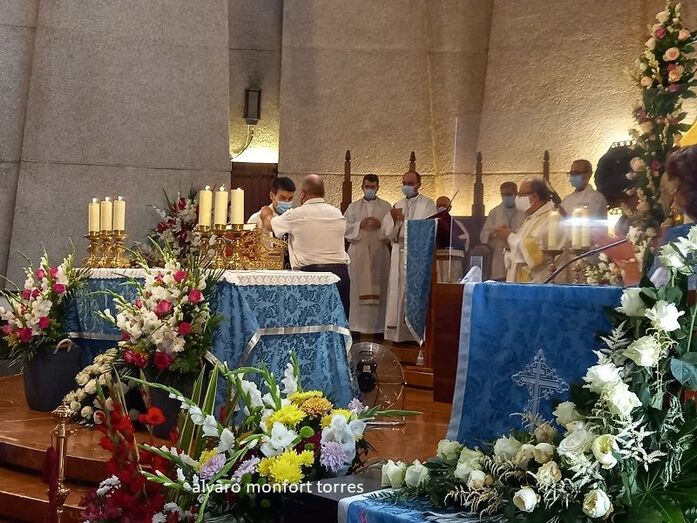La Comissió de Festes Mare de Déu de Loreto entrega su reconocimiento anual al párroco don Francisco y a las personas mayores