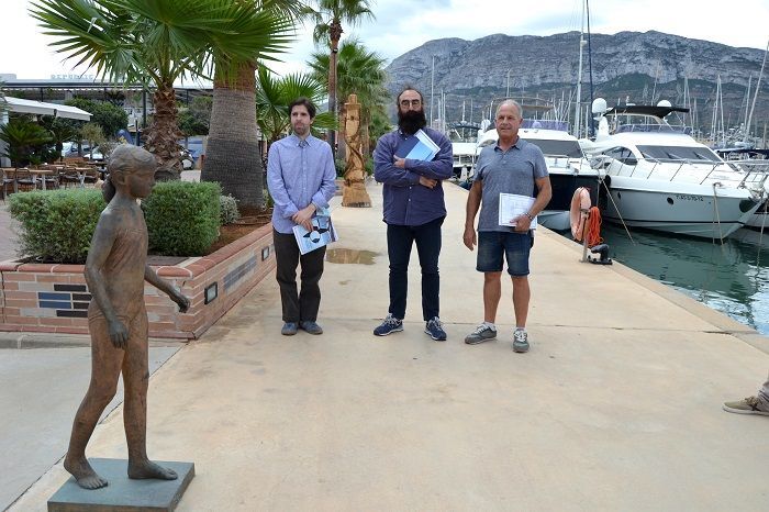 Tomás Sivera recibe un galardón de la muestra Esculturas frente al Mar de Dénia