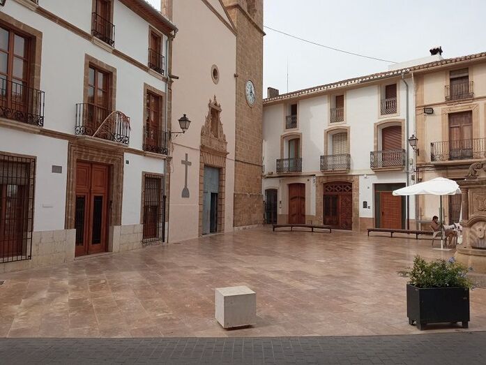 Un grupo de vecinos de Gata en contra de un velatorio en la plaza de la iglesia
