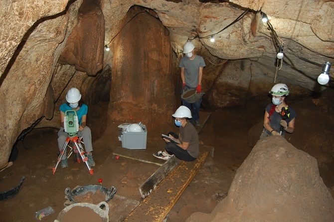 Las excavaciones de Cova del Randero de Pedreguer concluyen con nuevos hallazgos sobre el asentamiento de grupos de cazadores recolectores