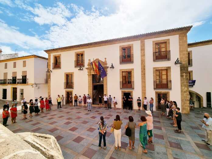 Xàbia guarda un minuto de silencio en memoria de la última víctima de violencia machista de la Comunitat