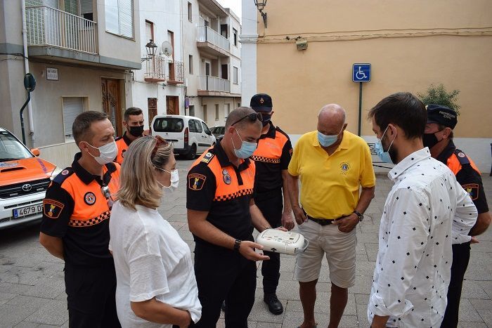 Lions Club dona un nuevo desfibrilador de última generación a Protección Civil Benitatxell