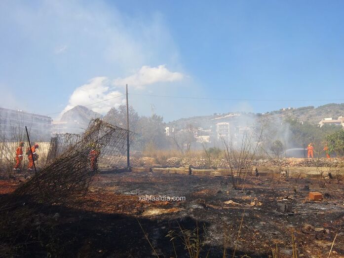 Susto en el solar abandonado que une la avenida Juan Carlos I y el barrio de Thiviers de Xàbia