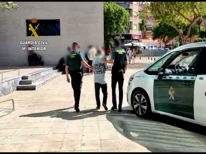Libertad con cargos para el conductor del vehículo que se adentró en la plaza Adolfo Suárez de Xàbia