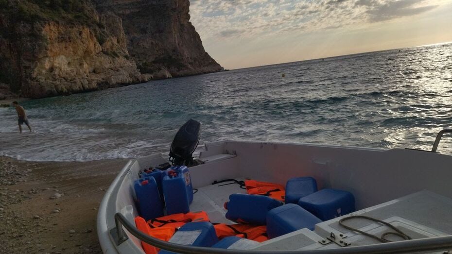 Una patera llega a la Cala del Moraig de Benitatxell con una mujer embarazada
